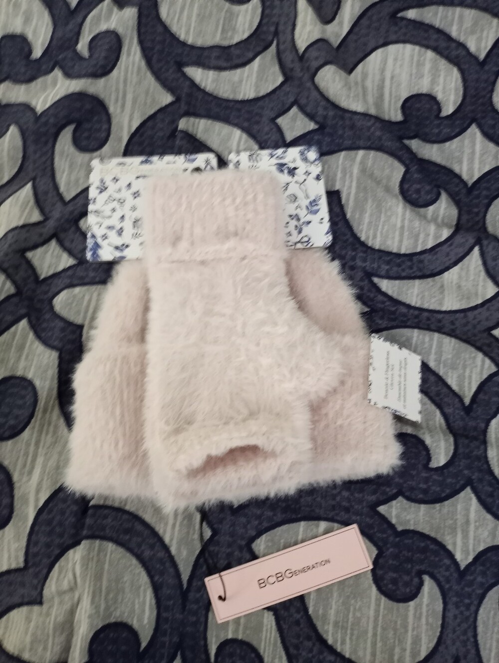 🎟NWT BCBGENERATION Beanie And Fingerless Gloves🎟